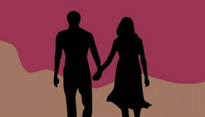 कर्नाटक: सार्वजनिक समारोह में इस कपल को किस करना पड़ा भारी, कॉलेज से निलंबित किए गए दोनो स्टूडेंट्स
