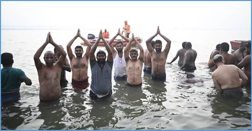 ‘काशी तमिल संगमम’ में भाग लेने वाले तमिल प्रतिनिधियों के 8वें समूह ने हनुमान घाट पर पवित्र डुबकी लगाई