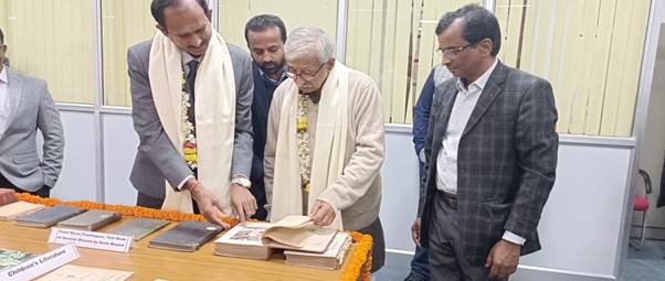 बनारस हिन्दू विश्वविद्यालय केन्द्रीय पुस्तकालय ने काशी तमिल संगम में दुर्लभ तमिल पुस्तकों और ताड़ के पत्तों की पांडुलिपियों को प्रदर्शित किया