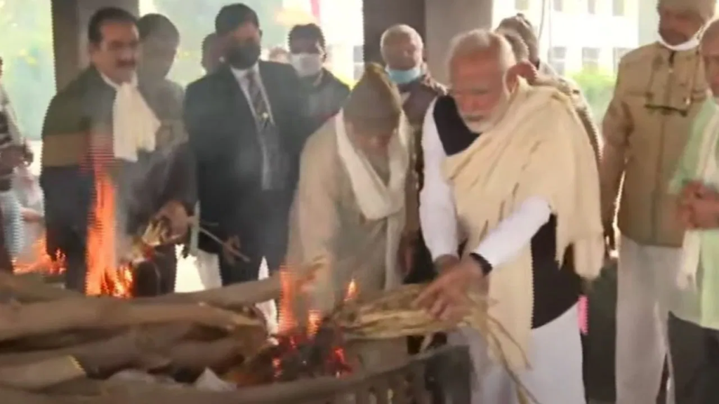 मां की अंतिम यात्रा में शामिल हुए पीएम मोदी, सिर झुकाकर किया नमन… अर्थी को कंधा और मुखाग्नि देकर की अंतिम विदाई