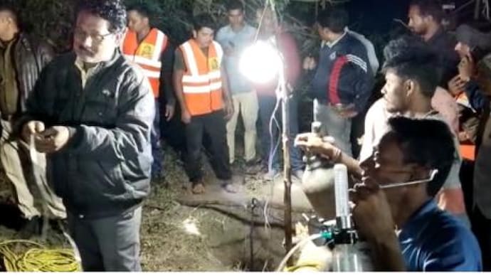 मध्य प्रदेश के बैतूल में बोरवेल में गिरा आठ साल का मासूम, 60 फुट की गहराई में फंसा