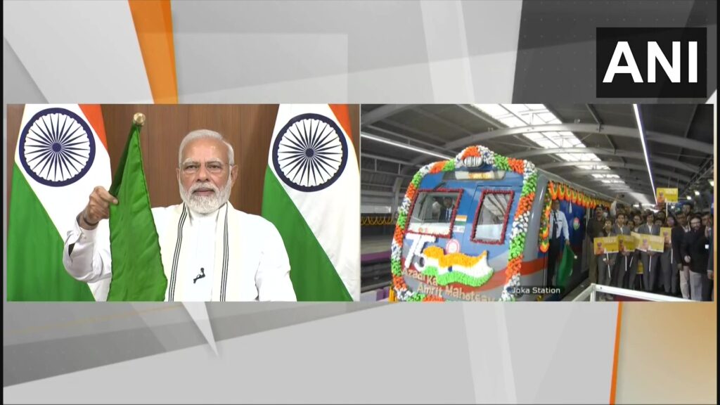 पीएम मोदी ने कोलकाता मेट्रो व वंदे भारत एक्सप्रेस को दिखाई हरी झंडी, सीएम ममता बनर्जी भी रही मौजूद