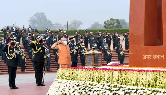 प्रधानमंत्री ने विजय दिवस के अवसर पर 1971 के युद्ध में जीत के लिए सशस्त्र बलों को नमन किया