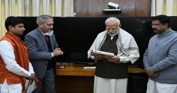 धर्मेंद्र प्रधान ने पीएम नरेन्द्र मोदी को ‘इंडिया: द मदर ऑफ डेमोक्रेसी’ नाम की पुस्तक भेंट की