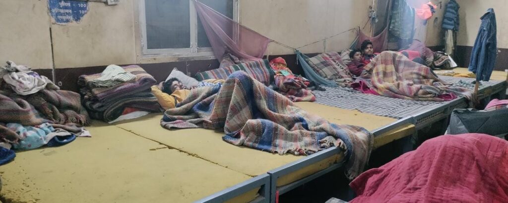 फटेहाल गद्दे, बदबूदार कम्बल, रैन बसेरे बेहाल