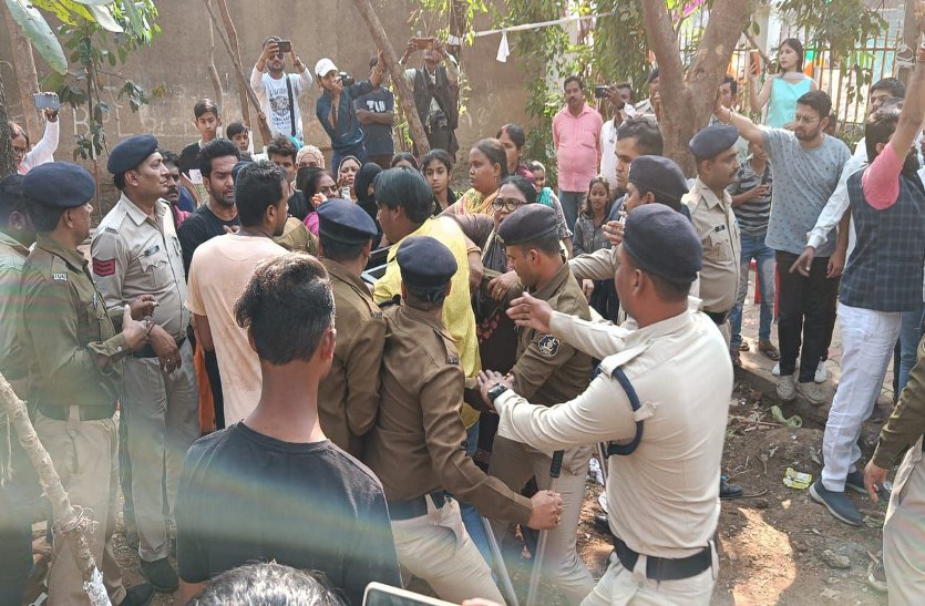 जयंती के मौके पर अटल जी की प्रतिमा लगाने को लेकर भाजपाई व कांग्रेसी भिड़े, आईएएस अधिकारी घायल