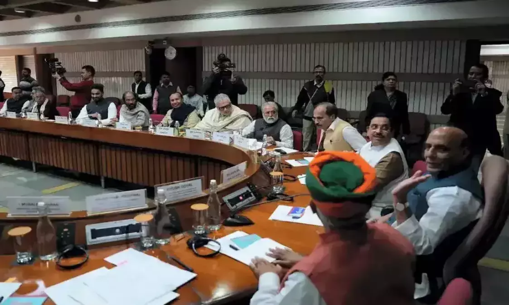 संसद के शीतकालीन सत्र से पहले आज नई दिल्ली में सर्वदलीय बैठक हुई