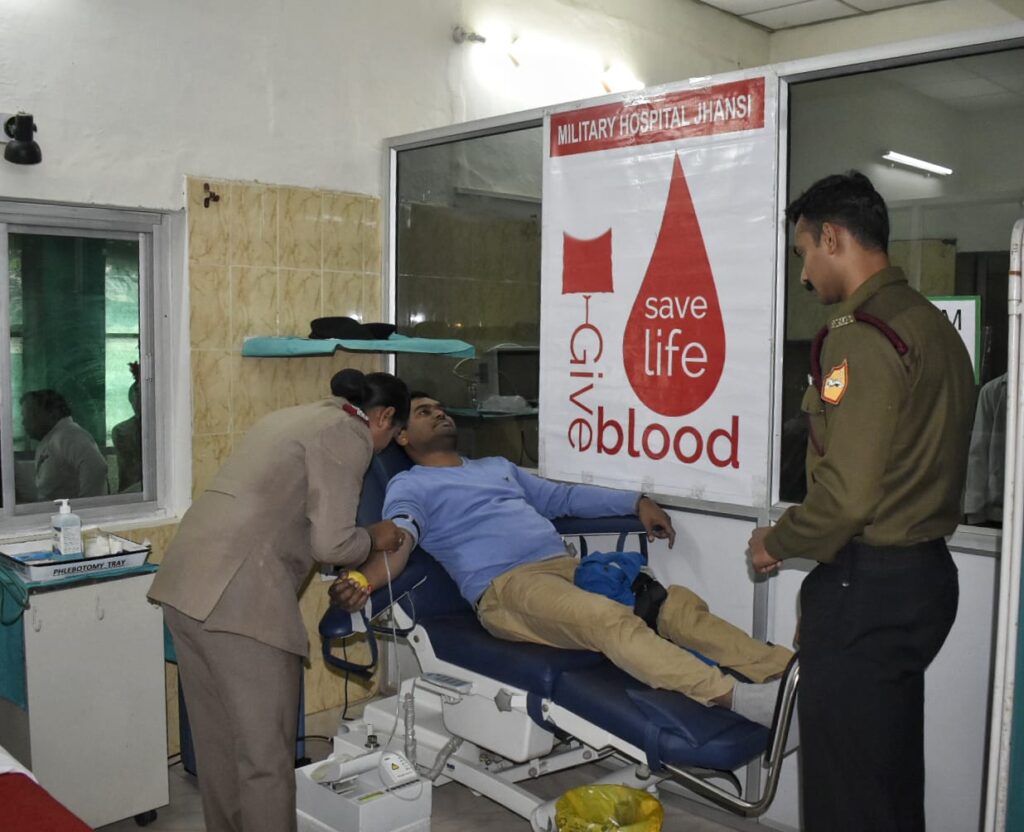 ‘रक्तदान करें – जीवन बचाएं’ थीम के तहत सैनिकों और नागरिकों ने सेना दिवस-2023 के उपलक्ष्य में रक्तदान किया