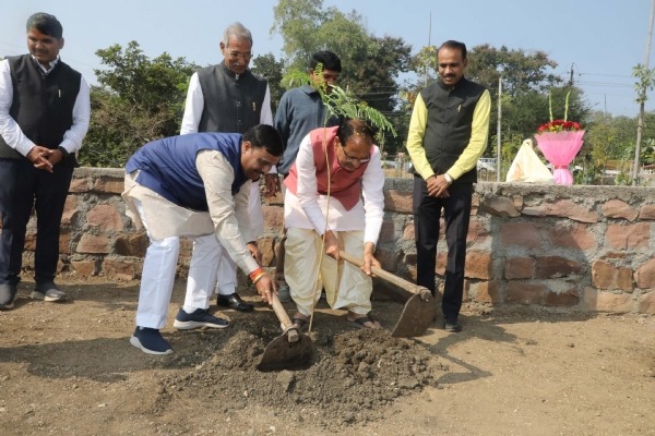 शिवराज ने खिरनी, करंज और टिकोमा के पौधे लगाए