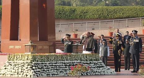 रक्षा मंत्री राजनाथ सिंह ने विजय दिवस के अवसर पर राष्ट्रीय युद्ध स्मारक पर अर्पित की पुष्पांजलि