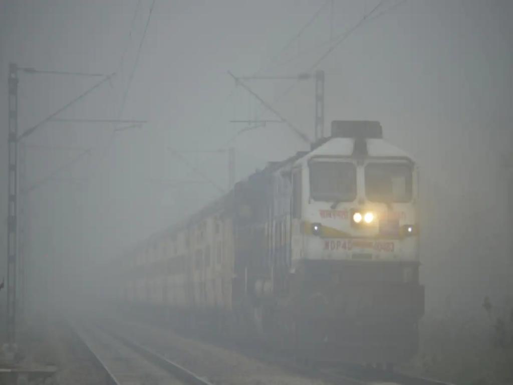 भारतीय रेलवे:कोहरे के कारण बिहार-यूपी से दिल्ली आनेवाली कालका-हावड़ा ,नेताजी एक्सप्रेस सहित कई ट्रेनें चल रहीं लेट