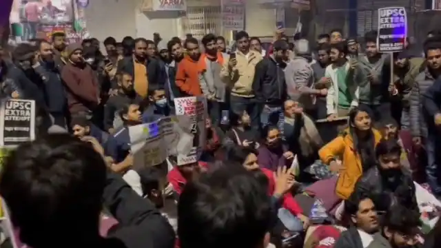 यूपीएससी परीक्षार्थियों का धरना प्रदर्शन, एक्स्ट्रा अटेंप्ट की कर रहे मांग