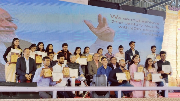 शहर की पहचान को दर्शाने वाले स्टेशनों का पुनर्विकास किया जा रहा है : अश्विनी वैष्णव