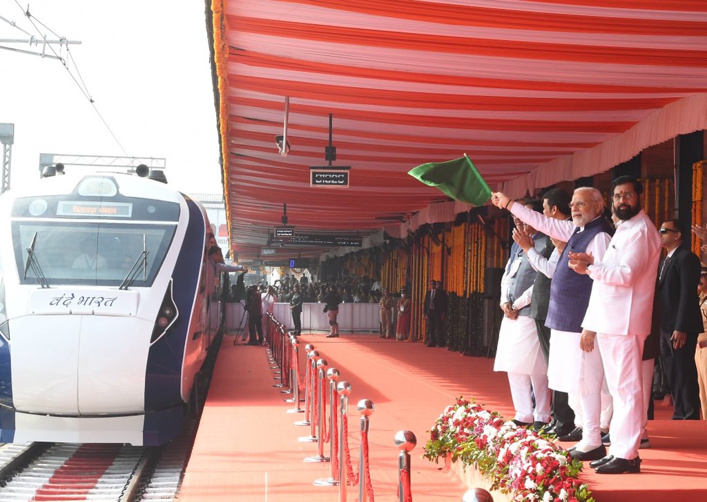 प्रधानमंत्री ने नागपुर रेलवे स्टेशन से वंदे भारत एक्सप्रेस को हरी झंडी दिखाकर रवाना किया