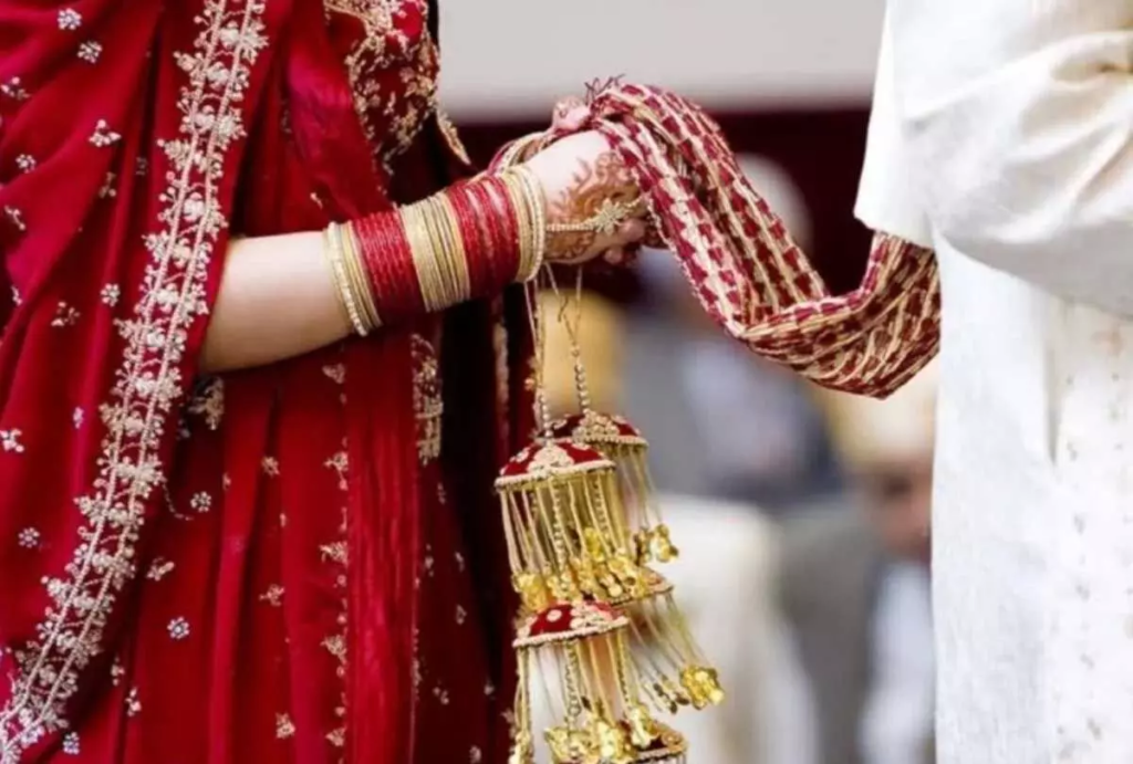 झारखंड में अजीब फरमान, बेटे ने किया अंतजार्तीय विवाह, लोगों ने मंत्री के खिलाफ जारी किया फरमान