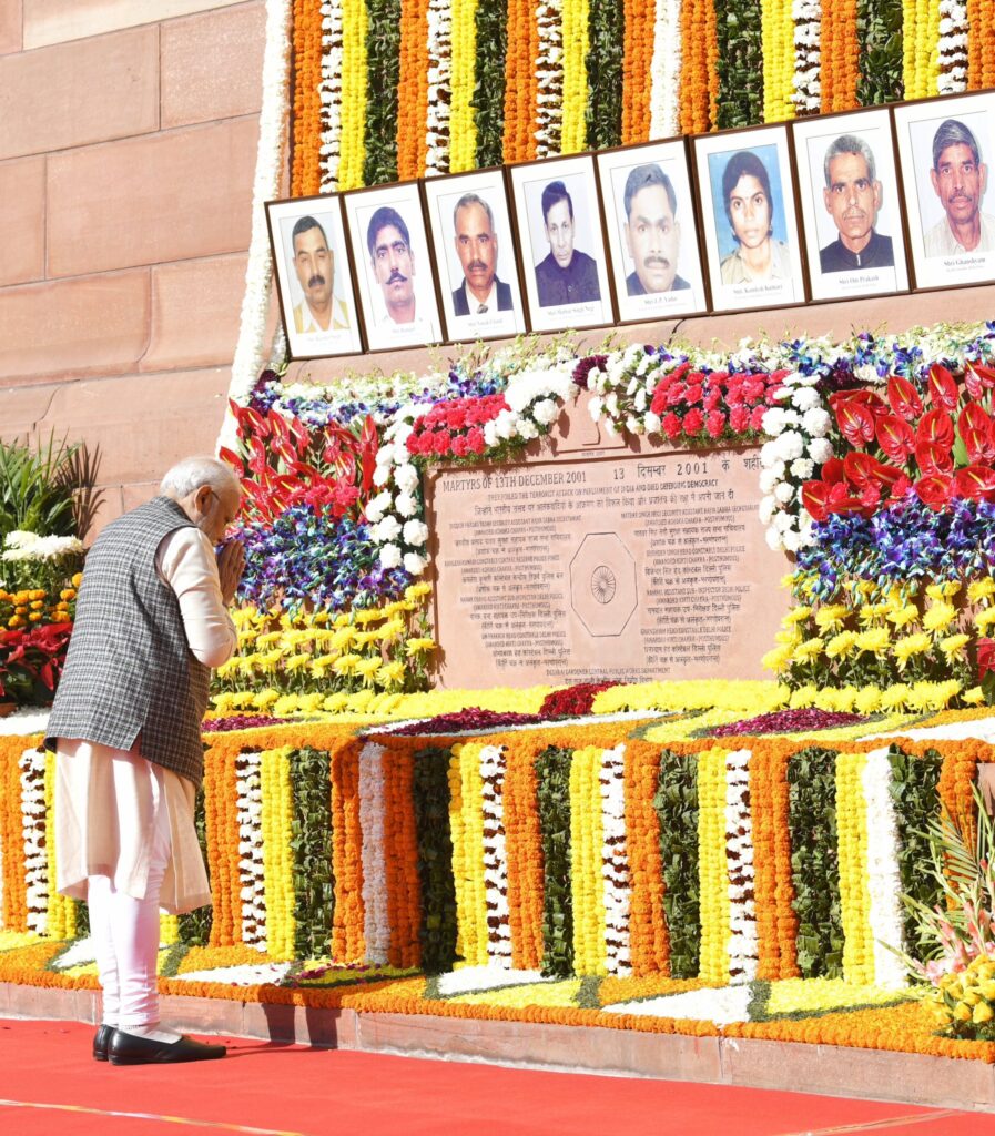 प्रधानमंत्री मोदी ने 2001 के संसद हमले के शहीदों को अर्पित की श्रद्धांजलि
