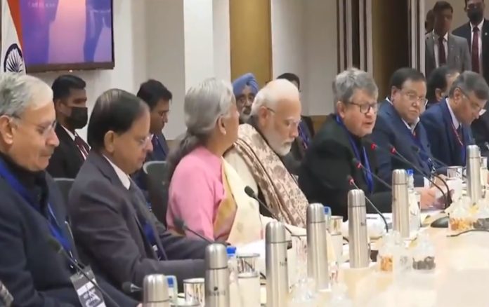 प्रधानमंत्री ने नीति आयोग में अर्थशास्त्रियों से बातचीत की