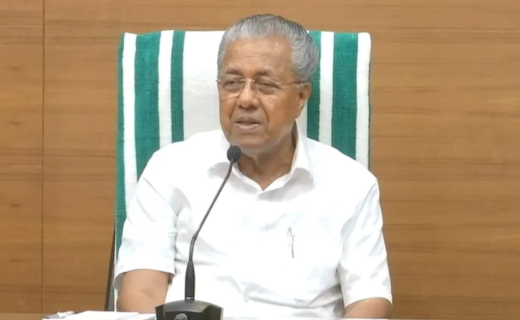 केरल के मुख्यमंत्री पिनाराई विजयन का आरोप है कि आरएसएस अल्पसंख्यकों को “दुश्मनों” की तरह व्यवहार करता है, भाजपा ने पलटवार किया