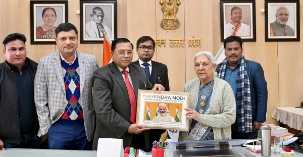 डॉ आदिश अग्रवाल ने राज्यपाल आनंदीबेन पटेल से की मुलाक़ात, प्रधानमंत्री मोदी पर लिखी अपनी पुस्तक दी भेंट