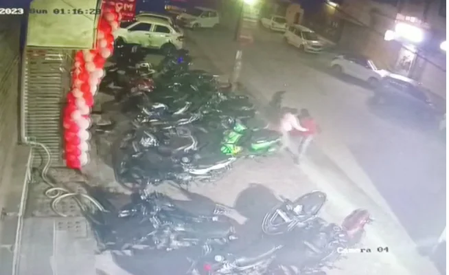 कंझावला केस: सामने आया एक और सीसीटीवी फुटेज, पीड़िता के साथ दिखी एक अन्य लड़की