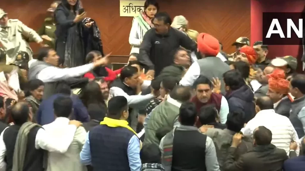 मारपीट और हंगामा के बीच एमसीडी सदन स्थगित, नहीं चुना जा सका दिल्ली का नया मेयर