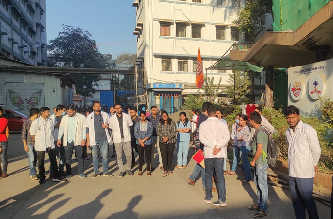 महाराष्ट्र में हड़ताल पर गए 7000 हजार रेजिडेंट डॉक्टर, मांगे पूरी नही होनें पर इमरजेंसी सर्विस भी रोकने की धमकी