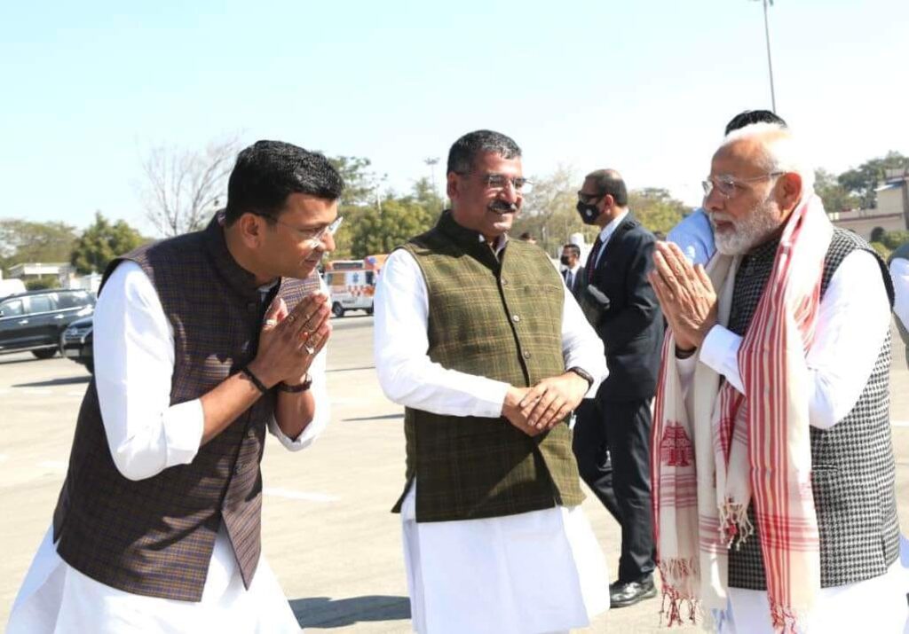 इंदौर: बीजेपी अध्यक्ष गौरव रणदिवे ने एयरपोर्ट पर किया पीएम मोदी का स्वागत
