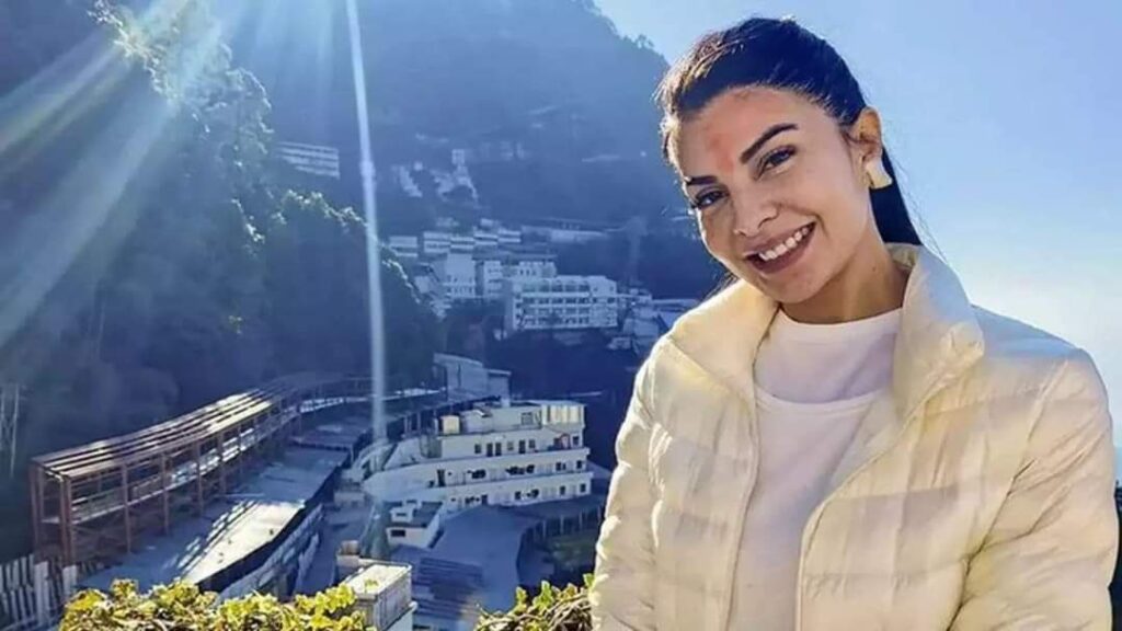 बॉलीवुड अभिनेत्री जैकलीन फर्नांडीज ने मां वैष्णो देवी के किए दर्शन