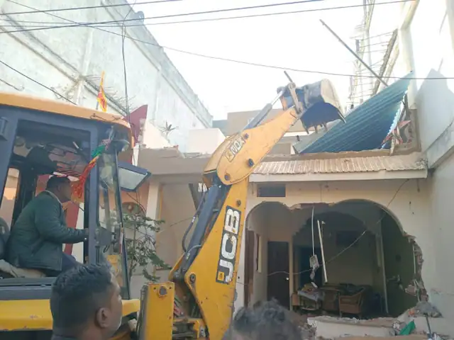 कलेक्टर की चेतावनी हल्के में लेना पड़ा भारी, चीनी मांझा बेच रहे दुकानदार के घर पर चला बुलडोजर
