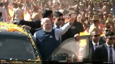 पीएम मोदी की सुरक्षा में चूक, कर्नाटक के हुबली में रोड शो के दौरान माला लेकर काफी नजदीक पहुंचा शख्स