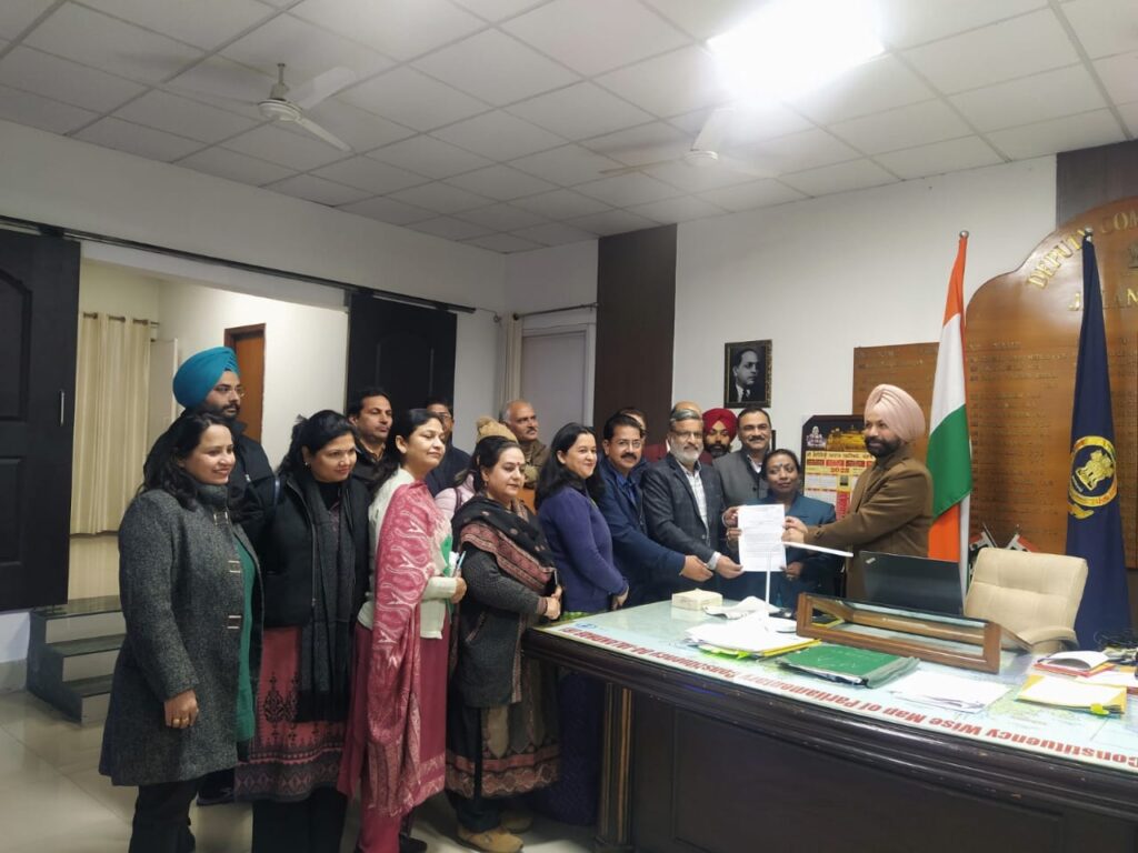 पंजाब सरकार की शिक्षा नीतियों के विरोध में डी सी को ज्ञापन सौंपा