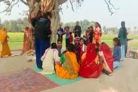 औरैया पीपल का वृक्ष बना लोगों की आस्था का केंद्र, मन्नतो को लेकर दूरदराज से पहुंच रहे भक्त
