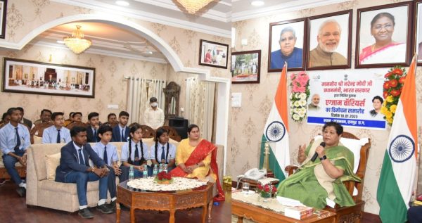 पीएम मोदी जी द्वारा लिखित किताब ‘‘एक्जाम वारियर्स’’ का राज्यपाल उइके ने किया विमोचन
