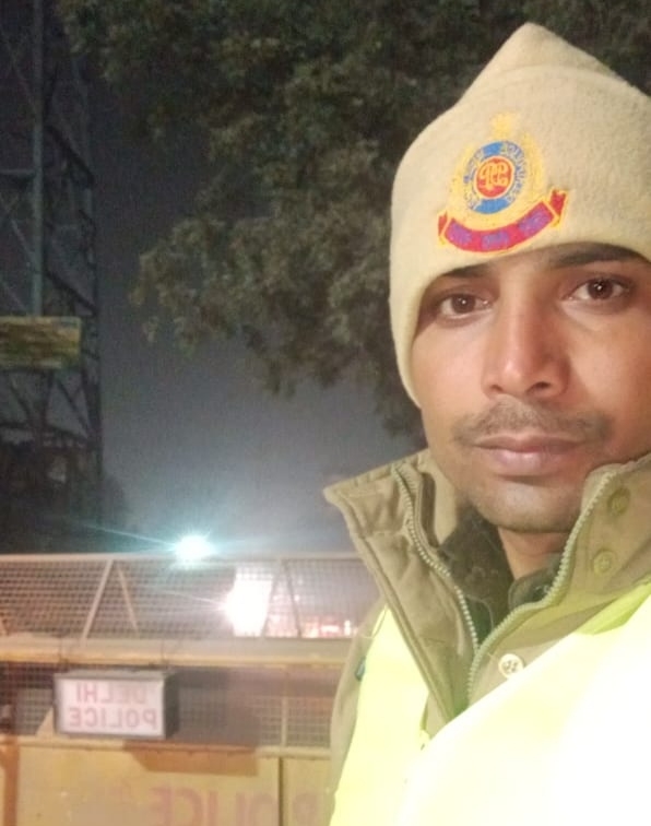 दिल्ली पुलिस के हवलदार को बदमाश ने चाकू मारा,पुलिस की गोली से बदमाश घायल..