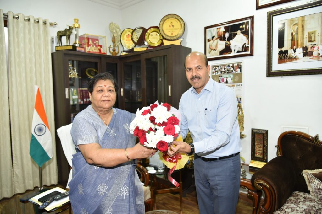 राज्यपाल अनुसुईया उइके से इंदिरा गांधी कृषि विश्वविद्यालय के कुलपति ने की मुलाकात