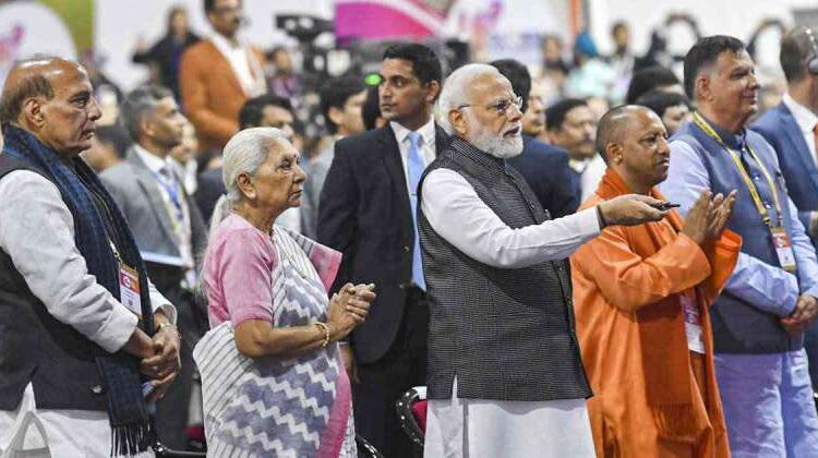 उत्तरप्रदेश के बजट से 5 गुना ज्यादा निवेश आया: 32 लाख 92 हजार करोड़ का MOU साइन हुए