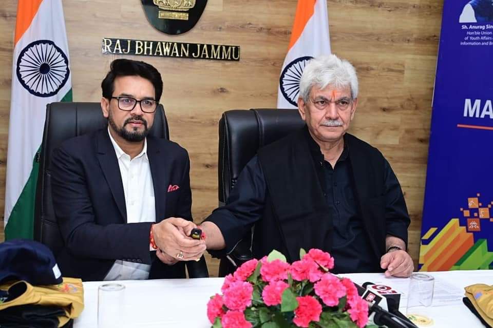 जम्मू-कश्मीर के उपराज्यपाल अनुराग सिंह ठाकुर ने तीसरे खेलो इंडिया विंटर गेम्स का शुभंकर, थीम सॉन्ग और जर्सी लॉन्च की