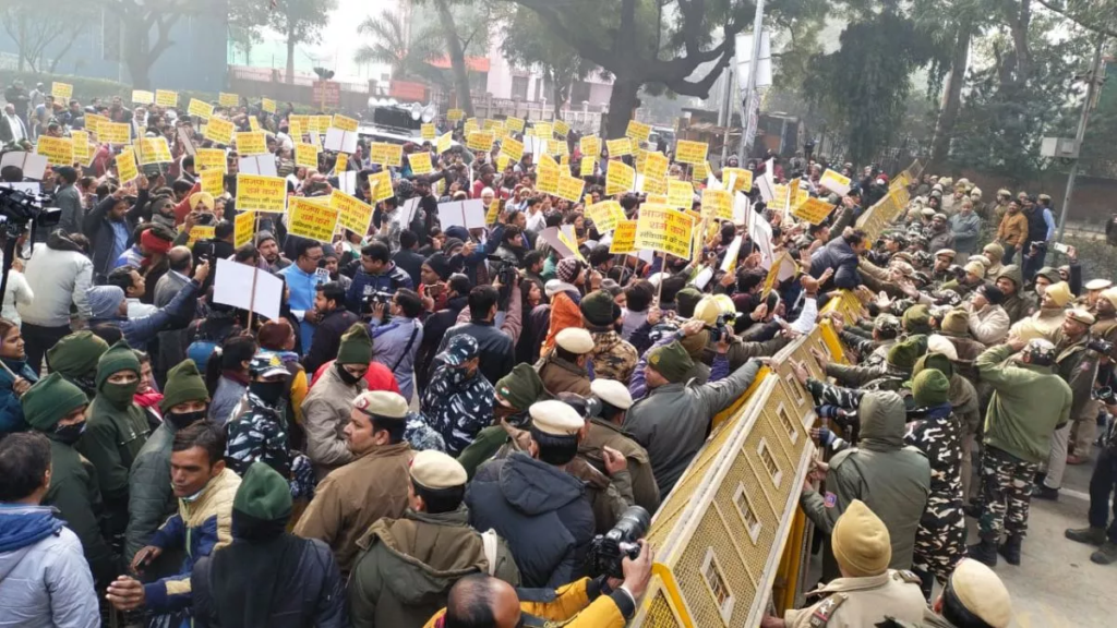 दिल्ली मेयर चुनाव फिर ठप होने के बाद आप ने बीजेपी कार्यालय के बाहर किया विरोध प्रदर्शन