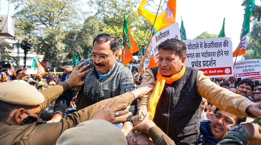 जासूसी के आरोपों को लेकर आप के खिलाफ प्रदर्शन, हिरासत में लिए गए दिल्ली बीजेपी अध्यक्ष वीरेंद्र सचदेवा