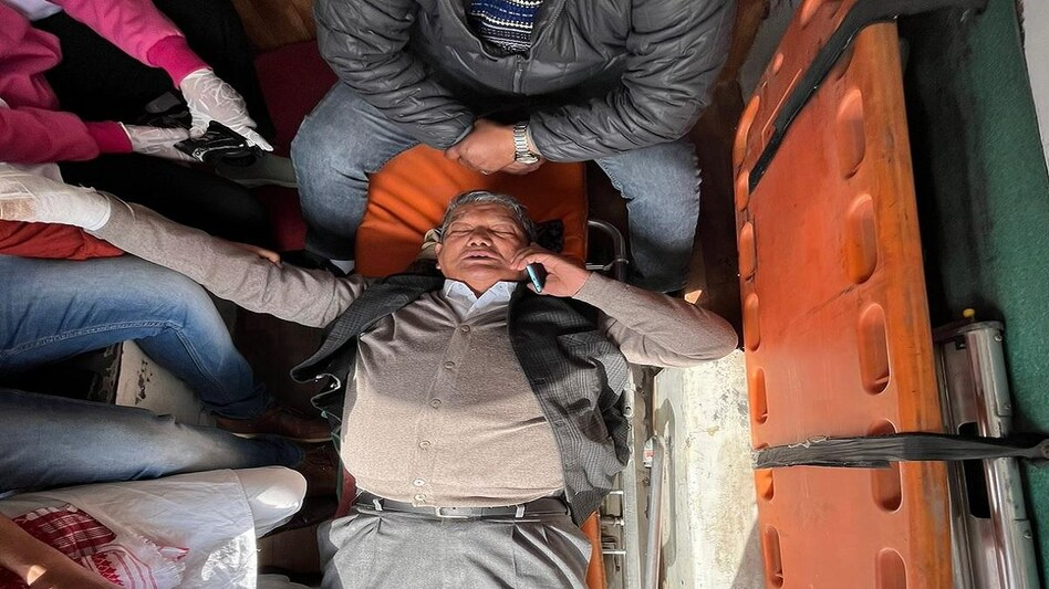 बेरोजगार युवाओं के प्रदर्शन में बेहोश हुए पूर्व सीएम हरीश रावत, अस्पताल में कराये गए भर्ती