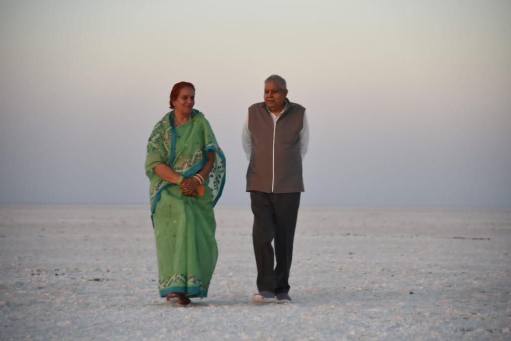 दो दिवसीय दौरे पर गुजरात पहुंचे उपराष्ट्रपति; रण उत्सव में शामिल हुए