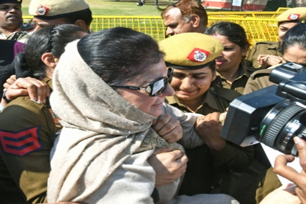 पीडीपी प्रमुख महबूबा मुफ्ती को संसद तक विरोध मार्च के दौरान हिरासत में लिया गया
