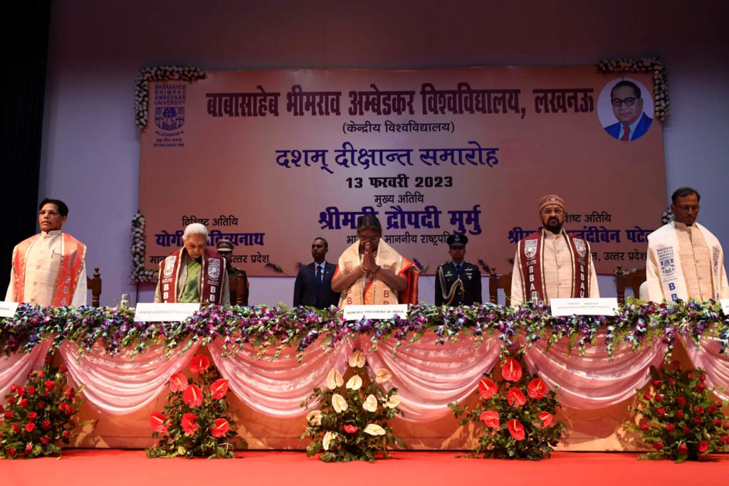 राष्ट्रपति बाबासाहेब भीमराव अम्बेडकर विश्वविद्यालय के 10वें दीक्षांत समारोह में सम्मिलित हुईं