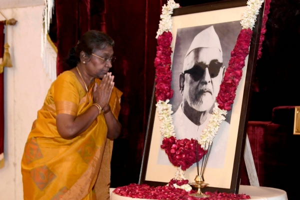 राष्ट्रपति ने डॉ. जाकिर हुसैन को उनकी जन्म जयंती पर पुष्पांजलि अर्पित की