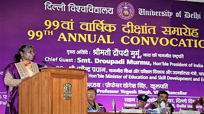 राष्ट्रपति दिल्ली विश्वविद्यालय के 99वें वार्षिक दीक्षांत समारोह में शामिल हुईं