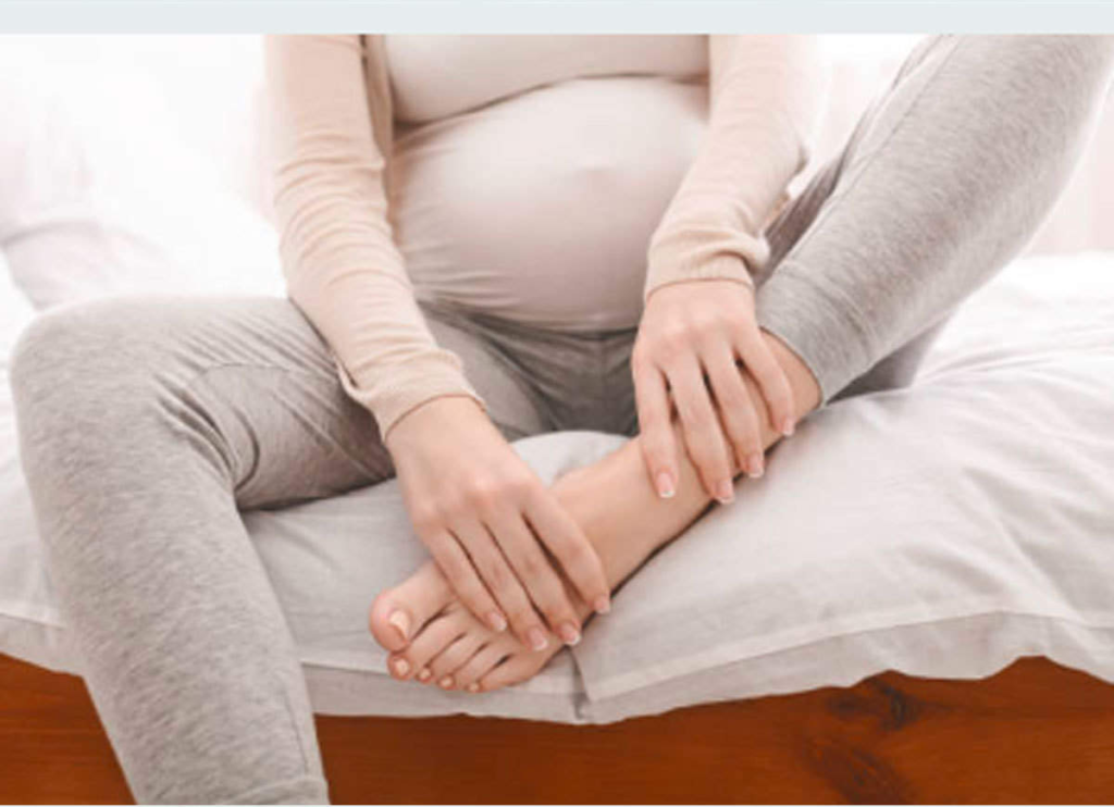 प्रेगनेंसी में क्यों आ जाती है हाथ-पैरों में सूजन, जानें कम करने के घरेलू उपाय
