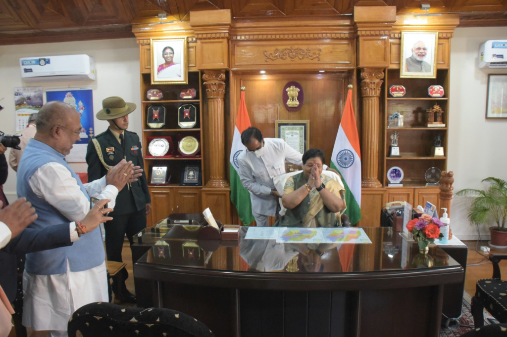 मनोनीत राज्यपाल माननीय अनुसुइया उइके ने शपथ ली एवं मणिपुर के राज्यपाल के रूप में पदभार ग्रहण किया