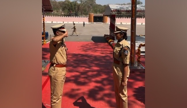 DGP पिता को सैल्यूट करती नजर आई IPS बेटी, Video ने जीता दिल – आप भी देखें वायरल वीडियो