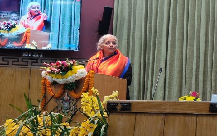 वित्तमंत्री ने सीमावर्ती गांवों में वाइब्रेंट विलेज कार्यक्रम द्वारा दूरसंचार और इंटरनेट जैसी सुविधाएं सुनिश्चित करने पर जोर दिया