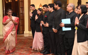 भारतीय नौसेना सामग्री प्रबंधन सेवा के अधिकारी, केंद्रीय अभियांत्रिकी सेवा के सहायक कार्यकारी अभियंता और भारतीय डाक एवं दूरसंचार लेखा तथा वित्त सेवा के अधिकारी प्रशिक्षुओं ने राष्ट्रपति से की मुलाकात